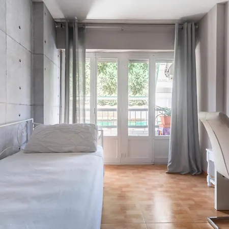 Eve ,estacion Homestay Alicante